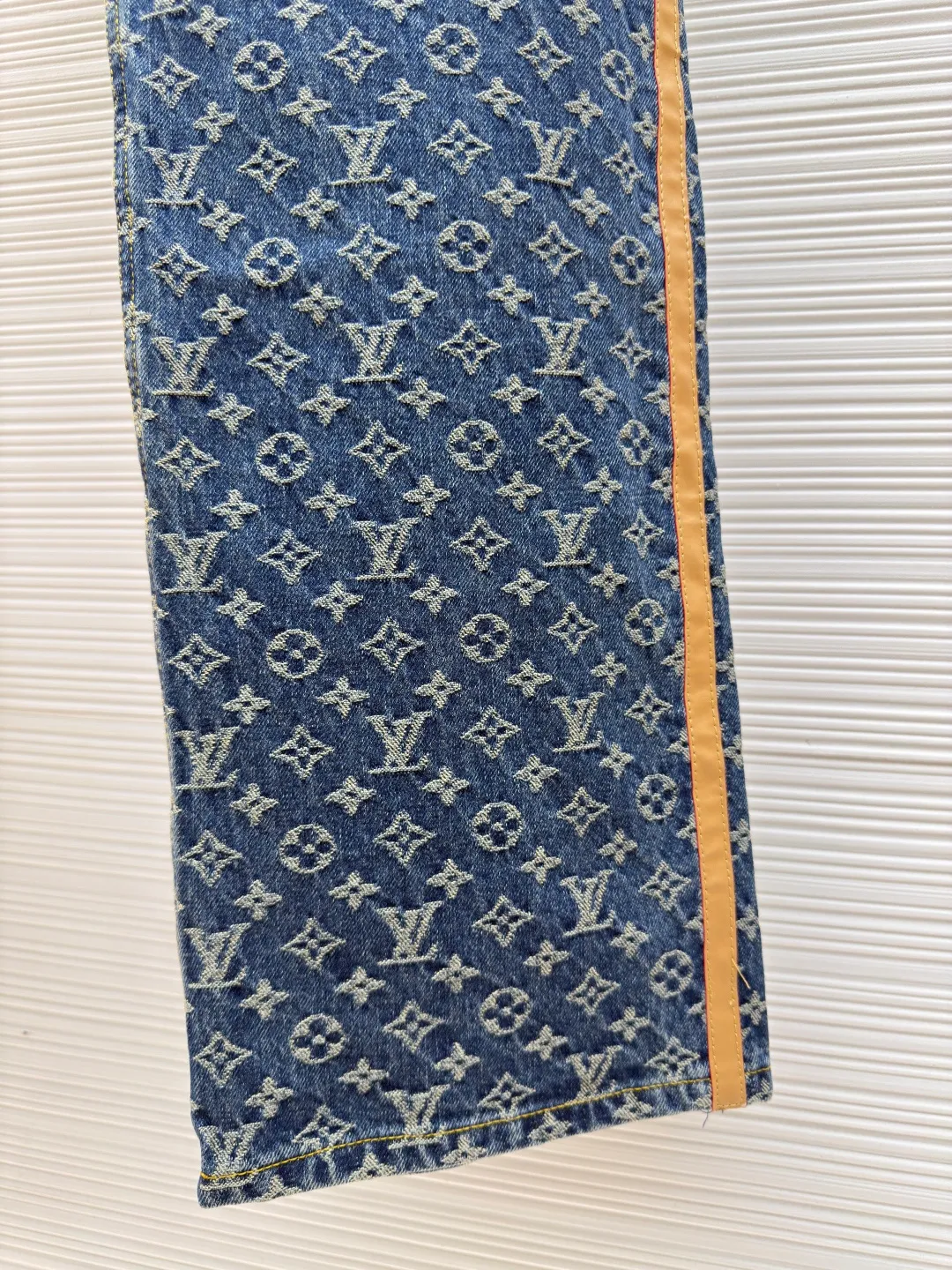 LOUIS VUITTON Jacquard full-print seam jeans ●Authentic product: Purchased and developed by 15599 ●Item number: 1680259-B45 ●Fabric: cotton fabric ●Technology: Printing process ●Version: Fitted version ●Weight: about 840 grams ●Size: 30-32-34-36 ●Description: Carefully crafted with cotton fabric, comfortable upper body Full-width jacquard reflects elegant color contrast The outside of the trouser legs is decorated with VVN ribbons, and the contrasting design is more refined. It has multiple practical pockets and a straight version. It can be matched with the same style to create a fashionable look and suit various occasions. Customized accessories, complete with three labels, same style for men and women!